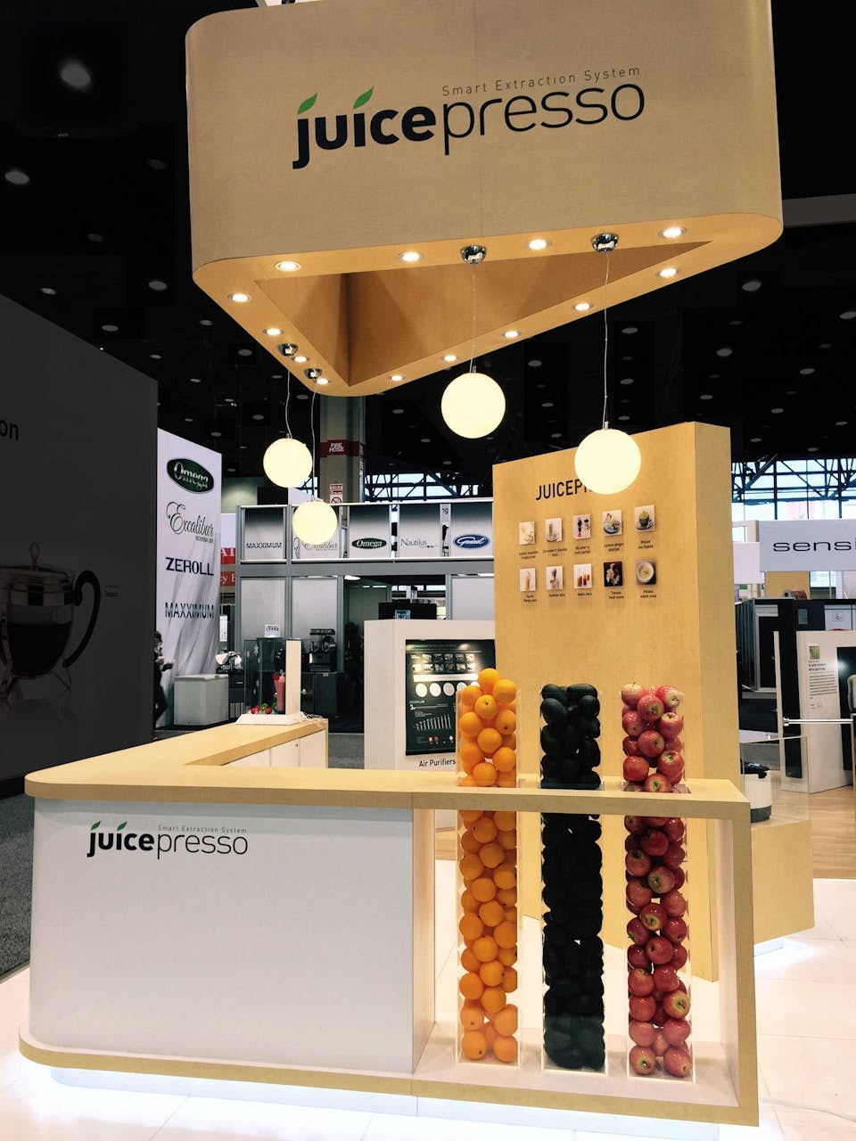 Coway Juicespresso live product demonstration at a trade show.